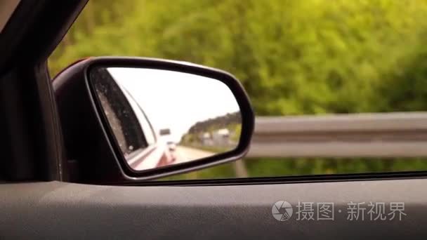 后面的观点的车在高速上的镜子视频