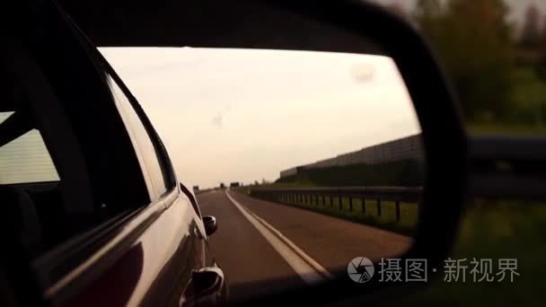 后面的观点的车在高速上的镜子
