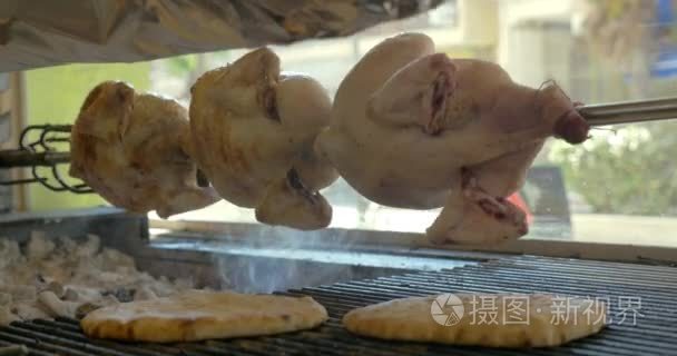 烤的鸡和烤架上的皮塔饼视频
