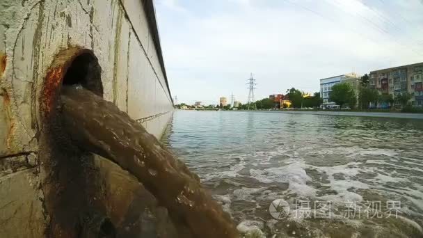 排水管进行污水处理。脏水从管流