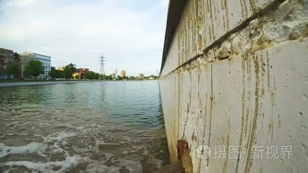 排进河里流淌出来的暴雨水径流与生锈雨水管。排水管进行污水