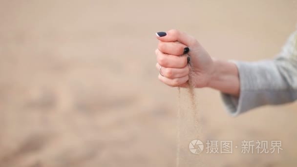 女人用手中的沙视频