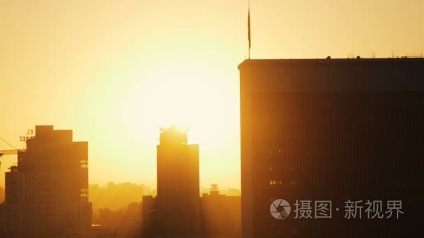 城市建筑物之间的夕阳视频