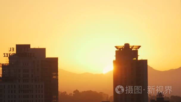 城市建筑物之间的夕阳视频