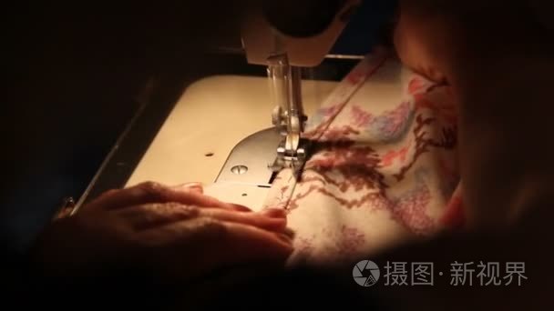 对缝纫机的女人工作视频