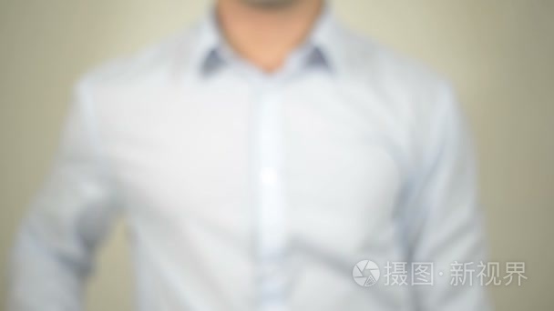 男人在透明屏幕上写简历模板视频