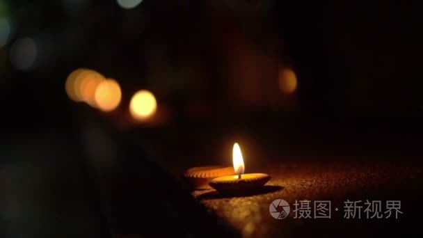 蜡烛点燃在晚上在意向书水灯节泰国向河女神敬意