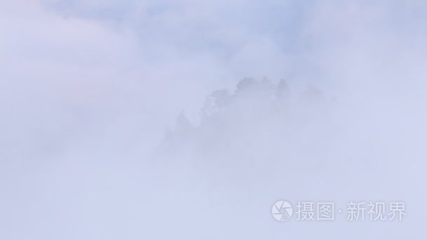 俄罗斯。在早春的雾和云爬上陡峭的山坡的中央高加索密集的面纱山峰