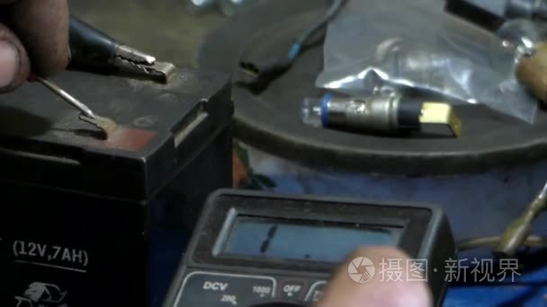 电压表测量整个电池的电压视频