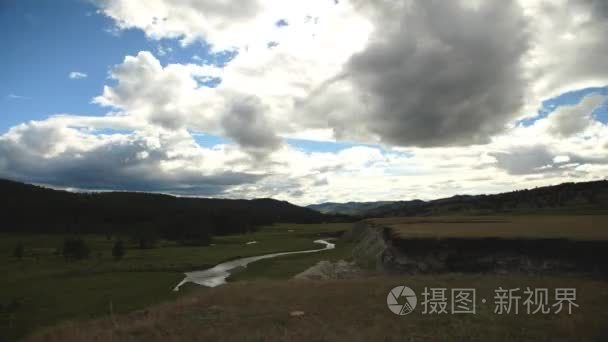 暴风雨的乌云流跨多彩谷视频