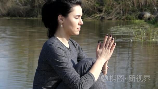 双手合十在胸前祈祷的女孩视频