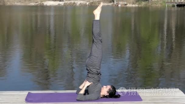 教师的瑜伽练习倒立姿势视频