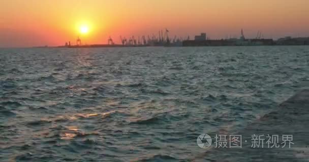 浪的大海和金色的夕阳视频