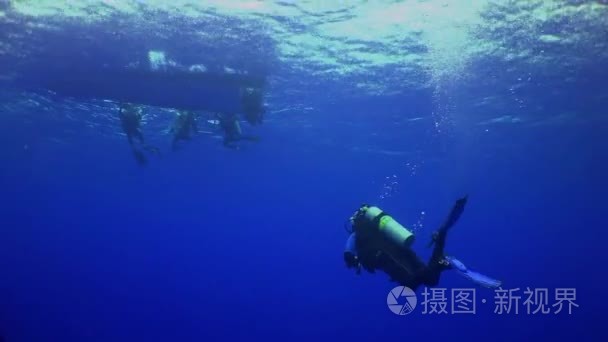 潜水员从深度海底沿绳索登高
