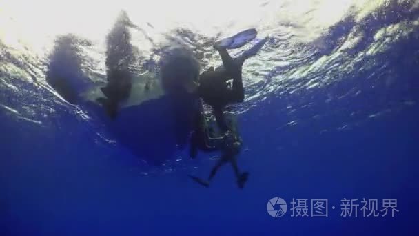 潜水员从深度海底沿绳索登高视频