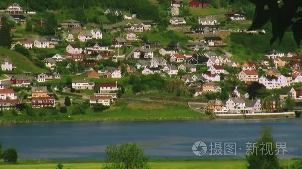 在河的海岸城市的全景视图。山地丘陵区。白色的小房子。水。夏天阳光灿烂的日子