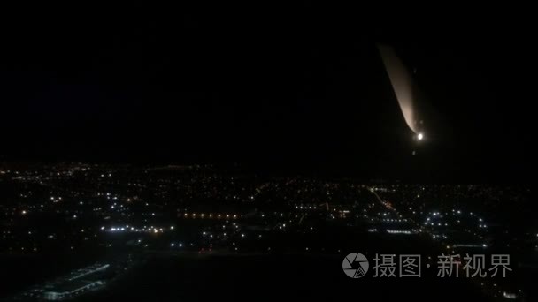 在夜间城市上空飞行的客机飞机视频