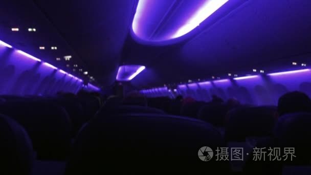 在夜间飞行客机飞机内部视频