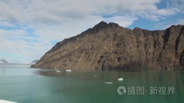 雪山和在北极海。冰岛