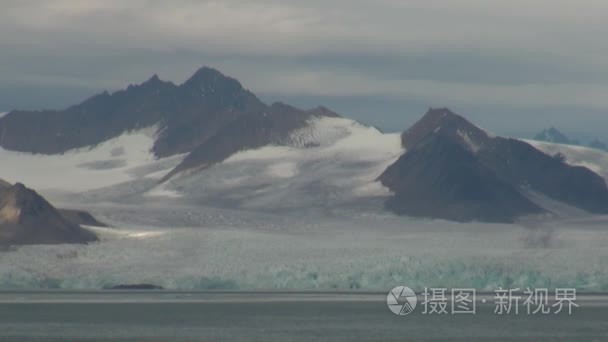 雪山和在北极海。冰岛