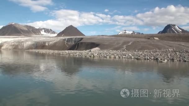 雪山和在北极海。冰岛