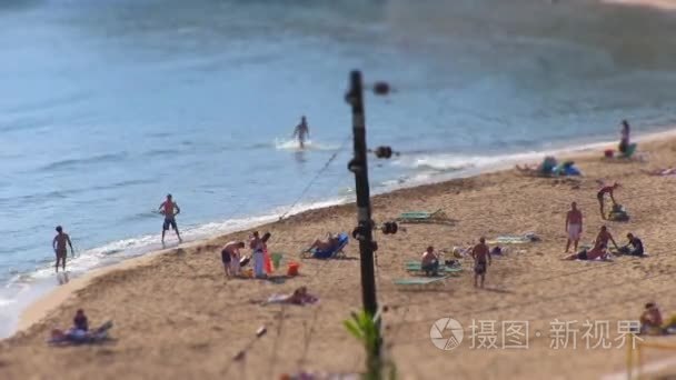 人享受海滩生活的时间推移镜头视频