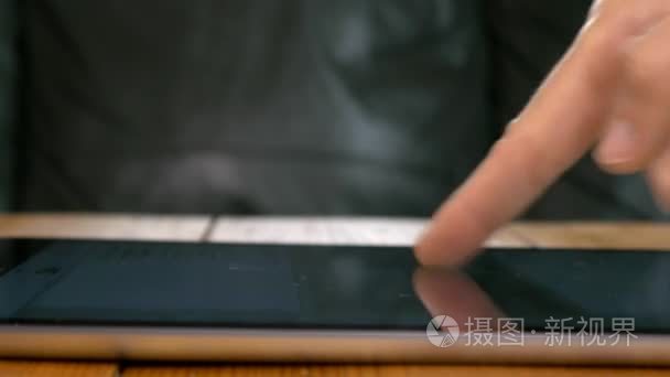 女人手做手势在平板电脑上视频