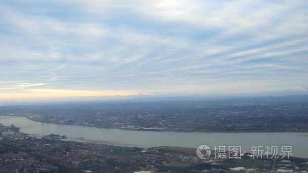 天空的背景上飞机的翼视频