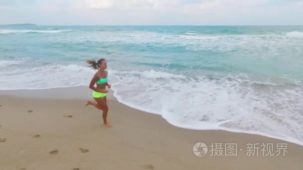 女人在海滩上慢跑户外视频