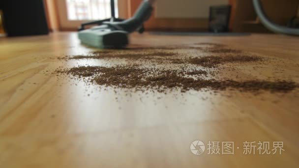 用真空吸尘器清理烂摊子楼视频