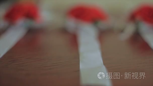 红玫瑰胸花为女性的手腕特写的视频