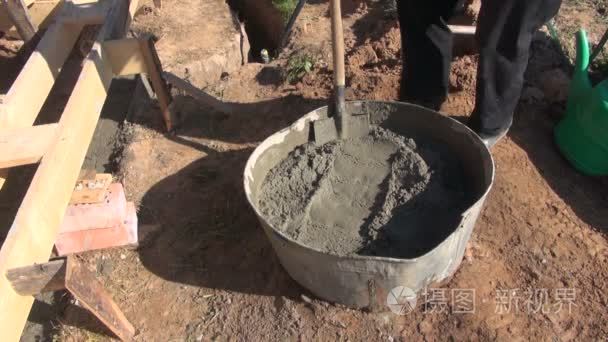男子工人进桶铲水泥混凝土视频