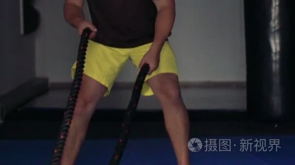 男子运动员用绳子在健身房锻炼视频