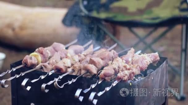 生肉烤上曼加勒。块肉烹饪上的金属串