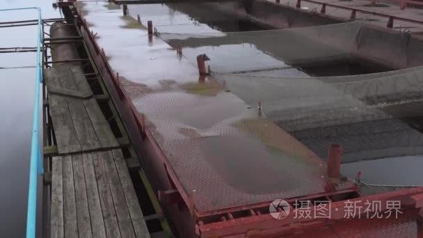 淡水河上的浮桥鲟鱼鱼农场视频
