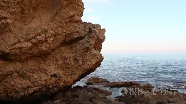 海浪撞击岩石视频