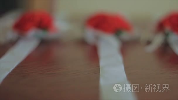 红玫瑰胸花为女性的手腕特写的