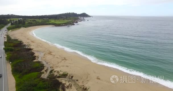 沿大苏尔的道路上的车辆行驶