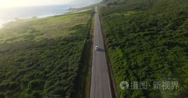 沿大苏尔的道路上的车辆行驶