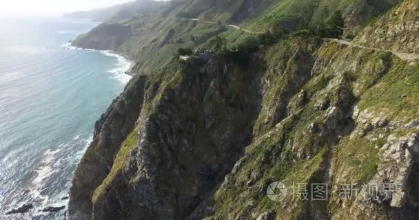 沿大苏尔的道路上的车辆行驶视频