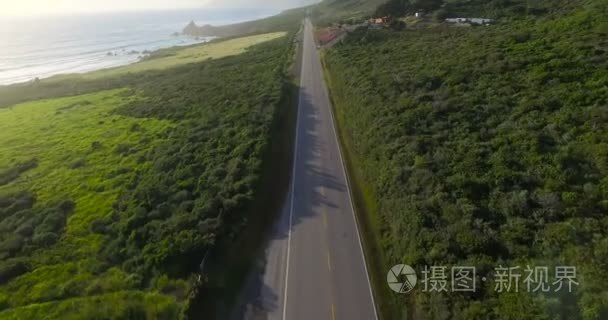 沿大苏尔的道路上的车辆行驶视频