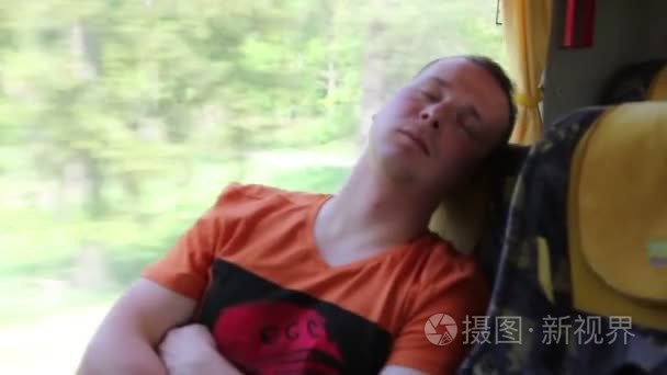 年轻英俊的男人睡在巴士视频