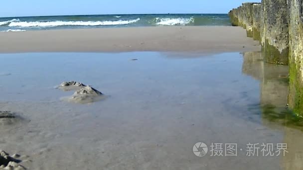 丁坝在波罗的海与冲浪视频