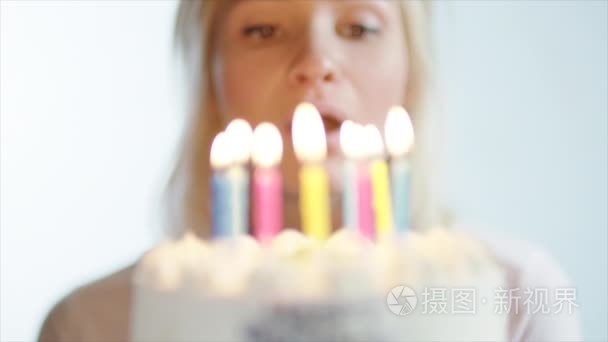 年轻女子和她的生日蛋糕视频