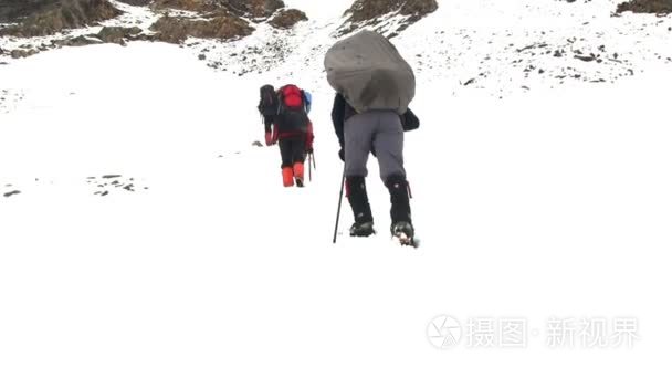 在阿尔泰山的登山视频