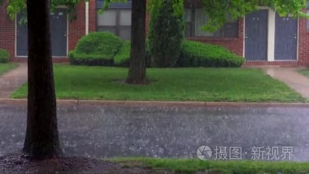 大雨落在公路上视频