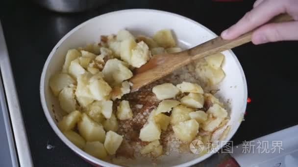 人变成烤土豆泛慢动作视频