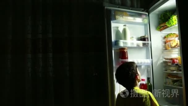 孩子在吃奶前半夜冰箱视频