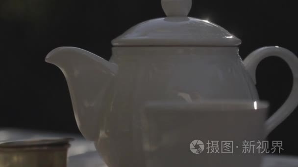 在一个白色的茶壶的热茶视频