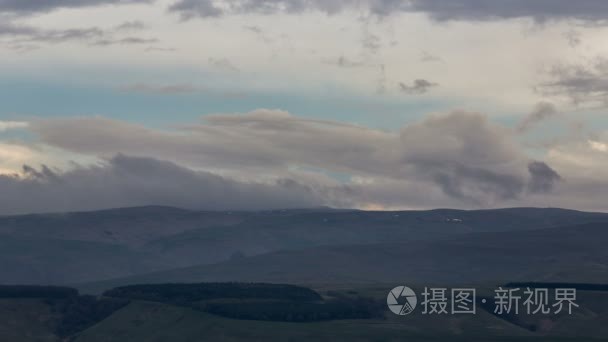 形成和运动的中央高加索峰山的陡峭山坡的云视频